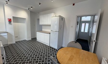 4-Bed Student Property in a Great Area - Photo 5