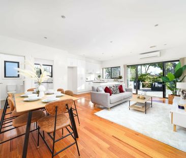 Stylish & Spacious Townhouse in a Prime Location - Photo 5