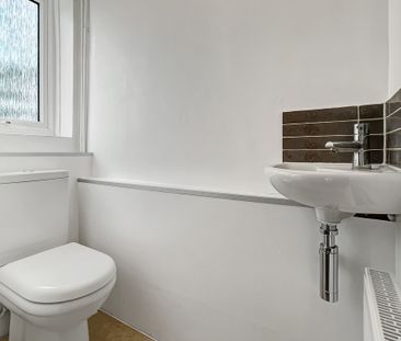 A well presented and spacious 3 bedroom terraced home, with garage,... - Photo 3