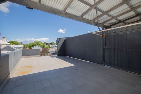 Oversized 2 Bedroom Apartment - Photo 5