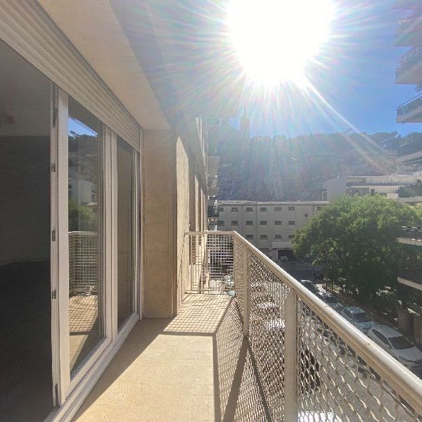 Appartement 1 pièces 38m2 MARSEILLE 6EME 637 euros - Photo 1