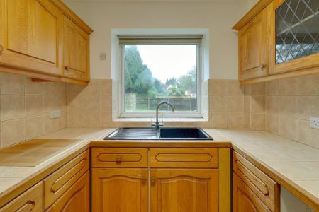 A 2 Bedroom Flat in Lansdown GL51 6PZ - Photo 5