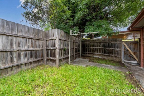 Love this low-maintenance corner home - Photo 1