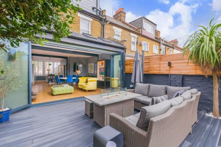 3 bedroom semi-detached house to rent - Photo 3