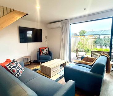 FULLY FURNISHED MODERN TOWNHOUSE IN QUIET CULDESAC - Photo 2