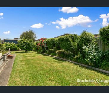 Spacious & Comfortable 3 Bedroom Home in Quiet Court Location - Photo 4