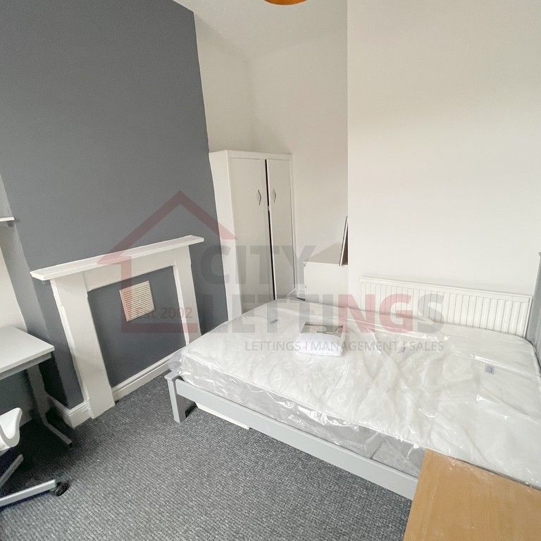 8 Bedroom Mid Terraced House - Photo 1