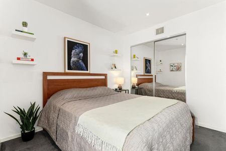 Light-Filled South Yarra Living Moments from Chapel Street - Photo 2