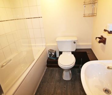 2 bedroom mews to rent - Photo 6