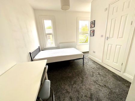 5 Bed Student Accommodation - Photo 4