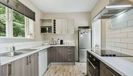 Warm, Modern & Spacious - Photo 2