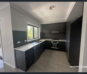 STYLISH & MODERN TOWNHOUSE IN A CENTRAL LOCATION - Photo 3