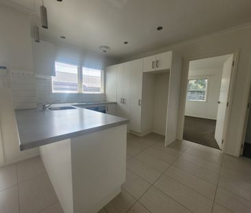 Large spacious 5 Bedroom home - Photo 5