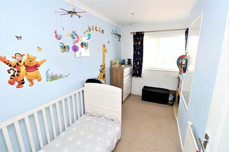 3 Bedroom Terraced House - Photo 3