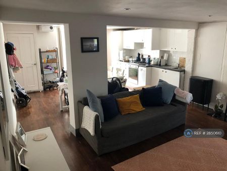 1 bedroom flat to rent - Photo 4