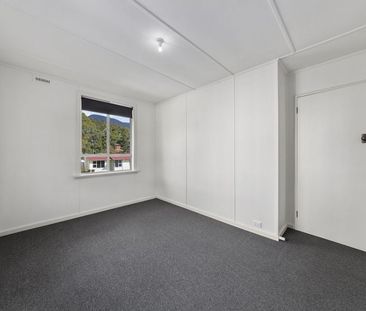 Neat and tidy Chigwell home - Photo 1