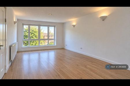 3 bedroom flat to rent - Photo 5