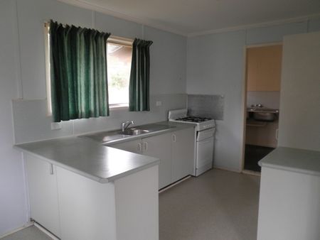 3 BEDROOM HOME - CLOSE TO SCHOOLS, SHOPS AND PUBLIC TRANSPORT - Photo 3