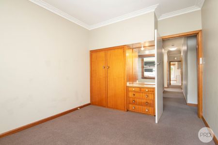 SPACIOUS THREE BEDROOM HOME WITH SHED - IDEAL LOCATION - Photo 2