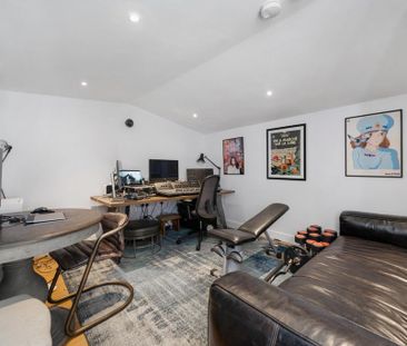 4 bedroom semi-detached house to rent - Photo 3