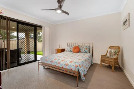 Five Bedroom Home - Photo 4