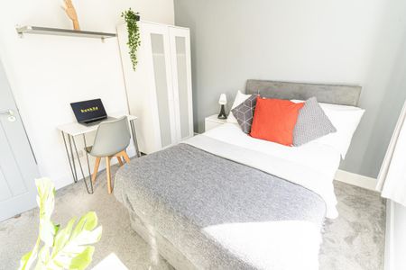 Stansted #70 - Photo 3