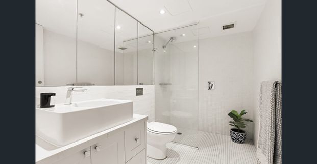 Split-Level Two Bedroom Apartment in Elizabeth Bay - Photo 1