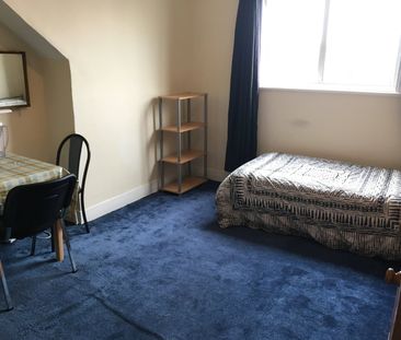 Room in a Shared House, Very Near Craven Avenue Area, W5 - Photo 1