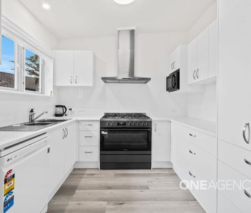 COMFORTABLE COASTAL HOME IN SOUGHT-AFTER MOLLYMOOK - Photo 3