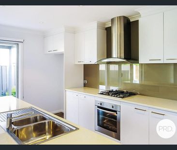 MODERN TOWNHOUSE! - Photo 2