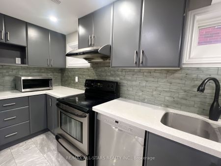 Detached Home For Lease | N8116992 - Photo 2