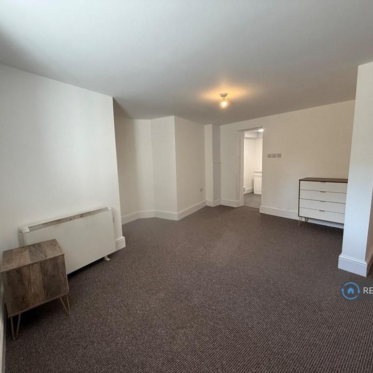 1 bedroom in a flat share to rent - Photo 1
