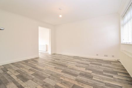 3 Bedroom House - Terraced - Photo 3