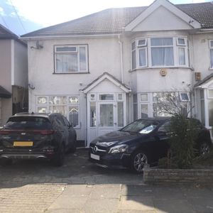 2 bedroom end of terrace house to rent - Photo 2