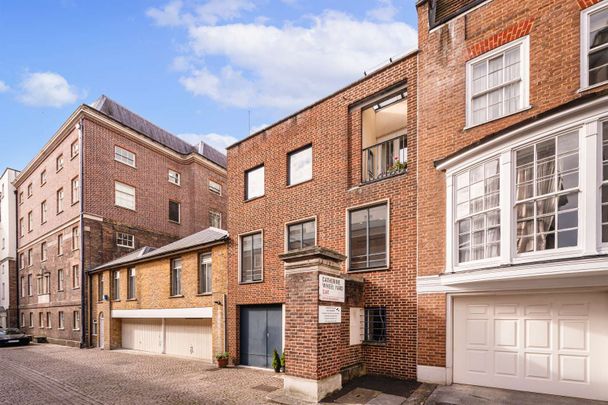 A charming house in a quiet mews in St James's. - Photo 1