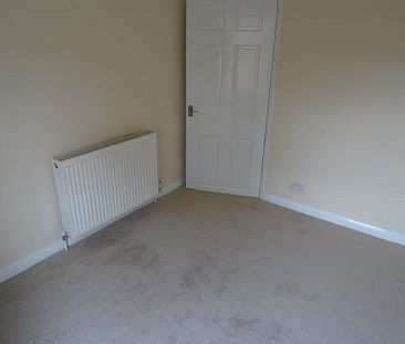 Available 3 Bed House - end terrace - Photo 6