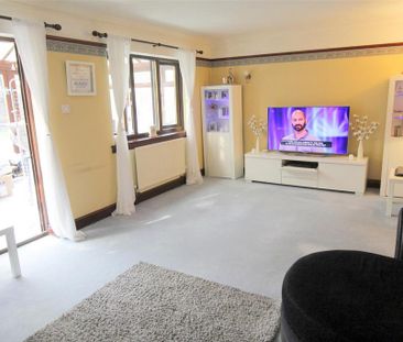 4 bedroom detached house to rent - Photo 2