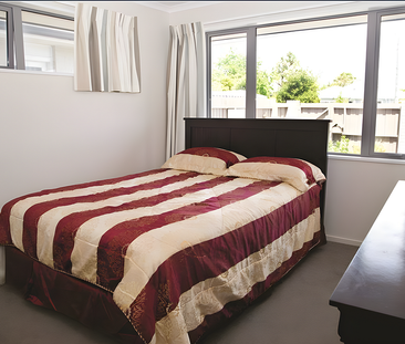 Beautiful 4 Bedroom, 3 Bathroom Home - Photo 2