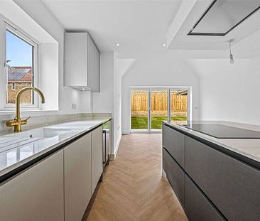 An impressive double fronted brand newly built five bedroom family home - Photo 1