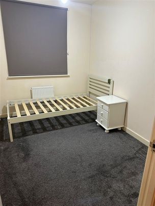 Britannia Crescent, Huddersfield - Photo 1