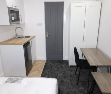 1 bedroom in a house share to rent - Photo 2