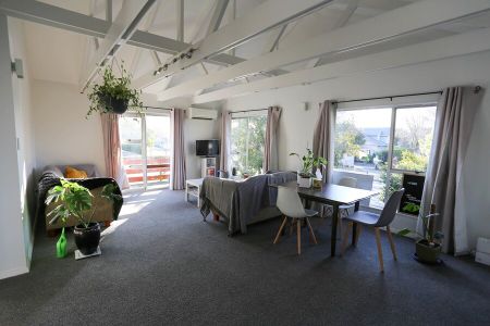 FOUR BEDROOM STUDENT ACCOMMODATION! - Photo 2