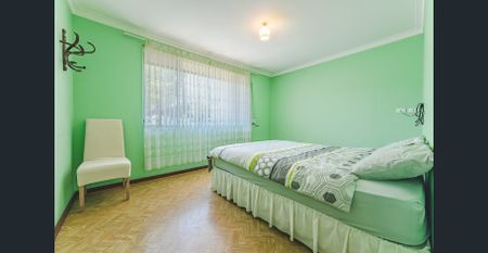 4 bedroom with solar panels - Photo 4