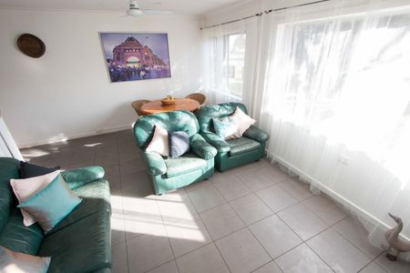 ABSOLUTELY STUNNING LOCATION APARTMENT - Photo 5