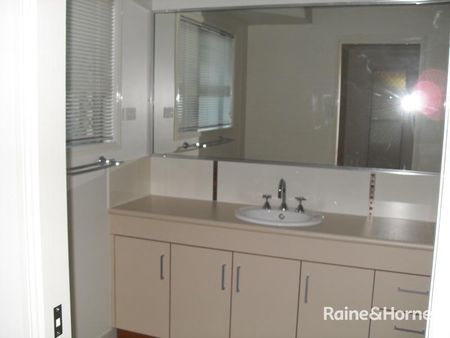 4 BEDROOM HOME GLENELLA - Photo 3