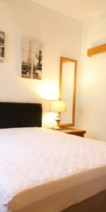 3 bedroom flat to rent - Photo 4