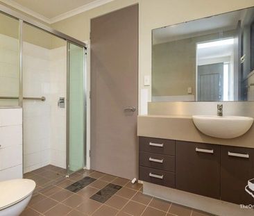 Modern 3-Bedroom Townhouse in Prime Indooroopilly Location - Photo 6