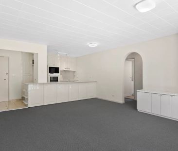 Spacious renovated 2 bedroom inner city gem - Photo 4