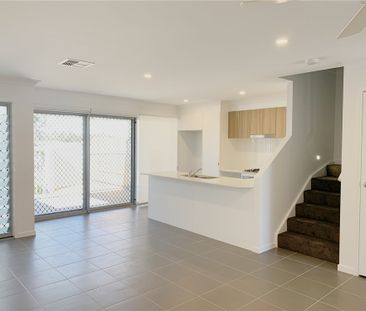 Near New LUXURY 3 BEDROOM TOWNHOUSE WITH DUCTED AIR CONDITIONING - Photo 1