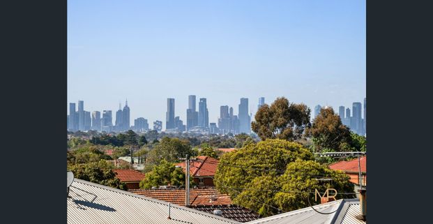 Bright 2-Bedroom Apartment with Stunning City Views in Essendon - Photo 1
